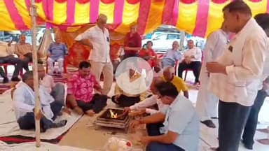 लाडपुरा: कोटा में राजस्थान तकनीकी विश्वविद्यालय के रिटायर्ड व सेवारत कर्मचारियों ने धरना प्रदर्शन कर नारेबाजी की