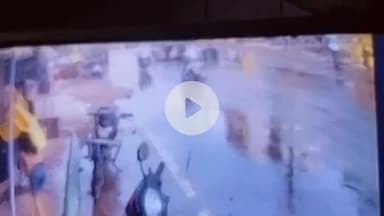 बीना: सर्वोदय चौराहे के पास ट्रैक्टर की चपेट में आने से बाइक चालक घायल, दुकानदारों ने अस्पताल में कराया भर्ती