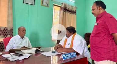 కనిగిరి: చిన్న గొల్లపల్లిలోని శ్రీ లక్ష్మీనరసింహస్వామి ఆలయ భూములను కాపాడాలని తహసిల్దార్ నాగూర్ మీరాను కోరిన ఈవో నరసింహా బాబు