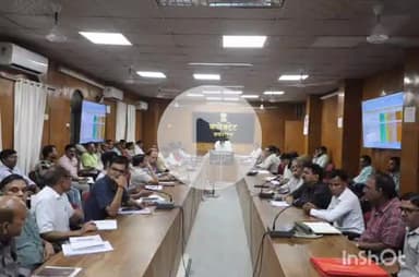 श्योपुर: समय सीमा प्रकरणों की हुई बैठक, सीईओ ने कहा- आयुष्मान कार्ड बनाकर सभी 17 विभागों की योजनाओं का लाभ दें