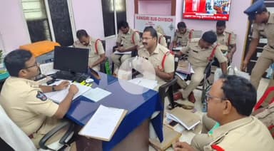 కనిగిరి: పట్టణంలోని డీఎస్పీ కార్యాలయంలో డివిజన్ పరిధిలోని సిఐలు, ఎస్సైలతో నేర సమీక్ష నిర్వహించిన డీఎస్పీ సాయి ఈశ్వర్ యశ్వంత్