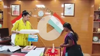 गुमला: डीसी ने कार्यालय में 19 नव आंगनबाड़ी केंद्रों को उपकरणों का वितरण किया