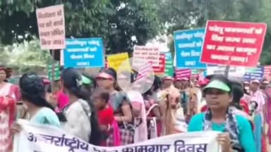 कांके: अंतर्राष्ट्रीय घरेलू कामगार दिवस पर जिला स्कूल मैदान से राजभवन तक पैदल मार्च निकाला गया