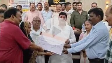 करनैलगंज: तहसील सभागार करनैलगंज में मुख्यमंत्री कृषक दुर्घटना कल्याण योजना के तहत विधायक ने 20 कृषक परिवारों को चेक किए वितरित