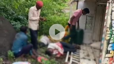 अक्कलकुवा: होराफळी घाटात बोलेरो पिकअप वाहन पलटी होऊन भीषण अपघात; २२ प्रवासी गंभीर जख्मी