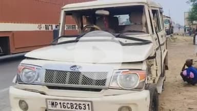 सिराथू: संगम में अस्थियां प्रवाहित करने जा रहे परिवार की कार टायर फटने के कारण अझुवा के पास पलटी, एक महिला हुई घायल