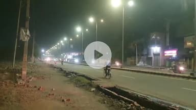 रामपुर: मालगोदाम तिराहे के पास 60 साल पहले बनी 100 दुकानों को नगर पालिका के अफसरों ने 14 घंटे में JCB से किया ज़मींदोज