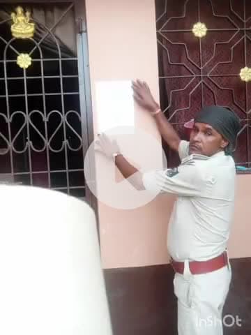 गोपालगंज: नगर थाने की पुलिस ने विभिन्न मामलों में फरार सात आरोपियों के घर इश्तिहार चिपकाए, थाना अध्यक्ष ने दी जानकारी