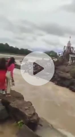 पुणे में पुल हादसा, मची चीख पुकार