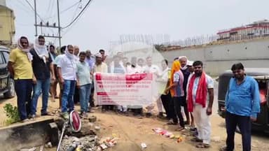 मोहनिया: सरकारी अस्पताल कुदरा के पास अंडरपास निर्माण की मांग को लेकर ग्रामीणों ने NHAI के कार्य को सकरी के पास रुकवाया