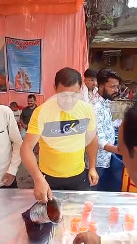 हैदर अली एक्टर ईद ए गदीर पर सबको शरबत पिलाते हुए ईद ए गदीर यानी आज के दिन मोला अली को मोला माना गया था