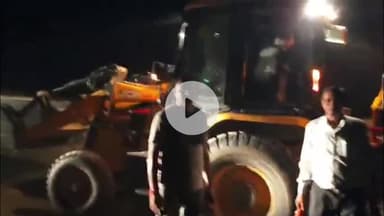 जलेसर: अवैध मिट्टी खनन पर प्रशासन ने की कार्रवाई, तहसीलदार ने गांव हंसपुर और नगला मोती में पकड़े 5 वाहन