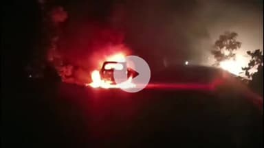 फरेंदा: गुलरिहा कला गांव के पास चलती कार में लगी आग, चालक ने कूदकर बचाई जान