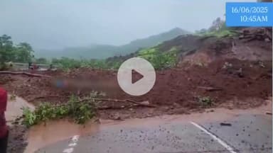 गगनबावडा करूळ घाटात दरड कोसळली.कोल्हापूरहून कोकणात जाणारी व कोल्हापूर कडे येणारी वाहतूक ठप्प