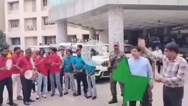 हज़ारीबाग: नशा मुक्त भारत अभियान के तहत उपायुक्त ने 14 नुक्कड़ नाट्य दलों को हरी झंडी दिखाकर रवाना किया