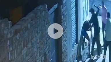 बागपत: थाना सिंघावली क्षेत्र के डोला गांव में पत्नी ने मायके वालों से कराई पति की पिटाई, CCTV वीडियो आया सामने