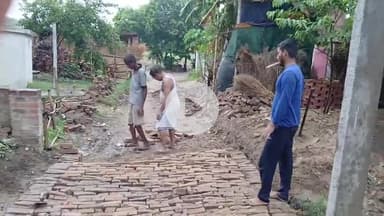 सामाजिक कार्य के तहत चौहान टोले पर श्रमदान करते आम आदमी पार्टी के जिला अध्यक्ष हरिनारायण चौहान