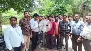 बदायूं: जेई द्वारा मीटर रीडर से अभद्रता मामले में मीटर रीडरों ने अभियंता कार्यालय पर कार्रवाई को लेकर किया प्रदर्शन