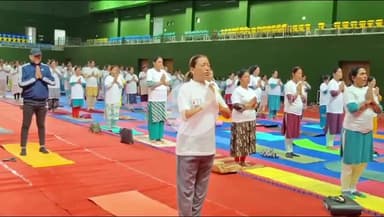 देहरादून: परेड ग्राउंड के मल्टीपरपज हॉल में महिला सशक्तिकरण एवं बाल विकास मंत्री रेखा आर्या ने योग प्रशिक्षण शिविर का किया शुभारंभ