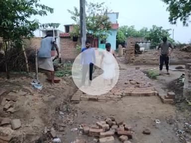 सामाजिक कार्य के तहत श्रमदान करते जिला अध्यक्ष हरिनारायण चौहान जंगल ठकुरही मे