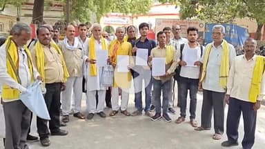 मिर्ज़ापुर: सदर तहसील के तहसीलदार द्वारा गोड अनुसूचित जनजाति के जाति प्रमाण पत्र जारी न करने पर समाज ने कलेक्ट्रेट में किया प्रदर्शन