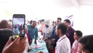 इछावर: ग्राम झोलियापुर में आयोजित कार्यक्रम में राज्यपाल मंगू भाई पटेल हुए शामिल, हितग्राहियों को दिए प्रमाण-पत्र