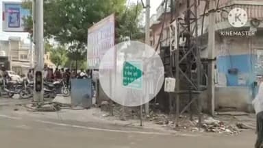 मकराना: मकराना,,करंट लगने से विद्युत कर्मी हुआ घायल

#प्राथमिक उपचार देकर किया रैफर#