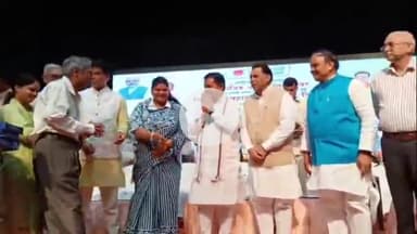 बरेली: जीआईसी ऑडिटोरियम में सामाजिक अधिकारिता शिविर में दिव्यांग और बुजुर्गों को वितरित किए गए सहायक उपकरण