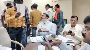 मथुरा: शहर की निम्न समस्याओं को लेकर नगर निगम कार्यालय पहुंचे लोग किसी भी समस्या का नहीं हुआ समाधान #janasmasya