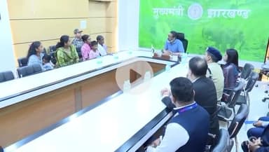 कांके: CM हेमंत सोरेन ने शहीद सुनील धान के परिजनों से की मुलाकात, आर्थिक सहायता की