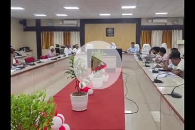 बलरामपुर: डीएम की अध्यक्षता में निर्माणधीन परियोजनाओं की प्रगति की समीक्षा बैठक, गुणवत्तापूर्ण कार्य पूर्ण करने का निर्देश