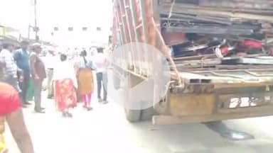 మహబూబ్ నగర్ అర్బన్: మహబూబ్నగర్ పట్టణం లో  నడిరోడ్డుపై ఆగిపోయిన డీసీఎం.. ప్రజలకు ట్రాఫిక్ ఇబ్బందులు