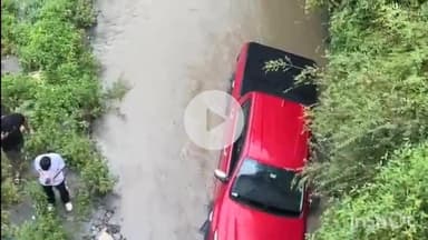 कंडाघाट: साधुपुल में पर्यटकों ने अश्वनी खड्ड में उतारी कार, पानी में फंसी कार को JCB की मदद से निकाला गया; पुलिस कर रही जांच