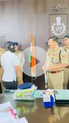 शाहजहांपुर: पुलिस अधीक्षक ने आरक्षी वर्षा त्यागी को ड्रेस किट एवं ₹10,000 का नगद पुरस्कार देकर किया सम्मानित