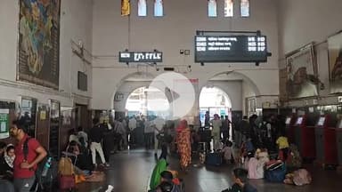 झांसी: झांसी स्टेशन पर दिव्यांगों का हंगामा, जनरल टिकट खिड़की की ओर बने गेट को खोलने की मांग #jansamasya