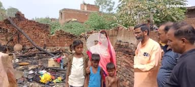 जिरौनियां अग्नि पीड़ित परिवार के बीच पहुंचे किसान नेता देवस्वरूप पटेल केंद्रीय राज्यमंत्री की तरफ से दिया मदद का भरोसा।