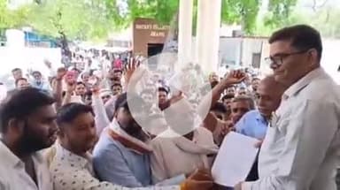 झांसी: विकासखंड बड़ागांव के किसानों ने विकास परिषद द्वारा अधिकृत भूमि के विरोध में DM कार्यालय में किया प्रदर्शन