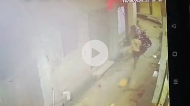 जलेसर: जलेसर कस्बा के मोहल्ला पंसारियन में घर के बाहर खड़ी बाइक को अज्ञात चोर ने चुरा कर फरार, घटना CCTV कैमरे में कैद