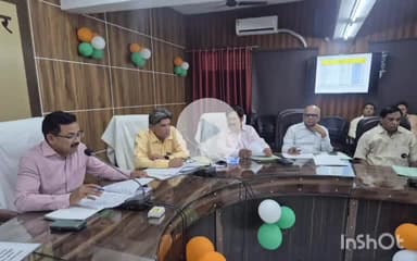 उरई: जिले में स्वास्थ्य सेवाएं न सुधरने पर डीएम ने दिखाई नाराजगी, लापरवाह आंगनवाड़ी व आशाओं को सेवा समाप्त करने की दी चेतावनी