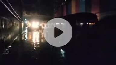 इटावा: मैनपुरी अंडरब्रिज में डेढ़ घंटे की बारिश से यात्रियों से भरी बस पानी में फंसी, पालिका ने जेसीबी से निकाला