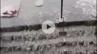 कुटुंबा: अंबा में हल्की बारिश से खुली पोल, एनएच किनारे बनी नाली की अधूरी सफाई से बढ़ी परेशानी, दुकानों में घुसा नाली का गंदा पानी