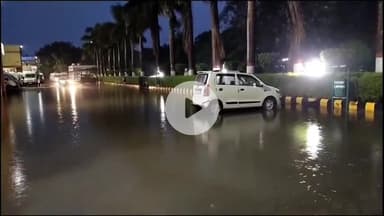 इटावा: सदर तहसील इलाके के जिला अस्पताल में झमाझम बारिश के चलते अस्पताल परिसर में पानी भरा