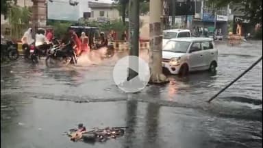 मथुरा: शहर में मंगलवार को हुई बारिश से आम रास्तों पर भरा पानी, बंद नालियों की गंदगी रोड पर आई #jansamasya