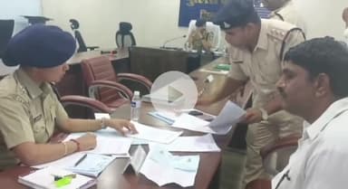 स्लीमनाबाद: पुलिस जनसुनवाई में पहुंचे लोग, पूर्व शिकायतों पर हुई समीक्षा, SDOP स्लीमनाबाद भी उपस्थित रहीं