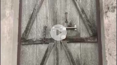 जलेसर: चोरों ने कस्बा अवागढ़ के बिजली घर समीप स्कूल को निशाना बनाकर ताले तोड़कर बैटरी व सामान चुराया