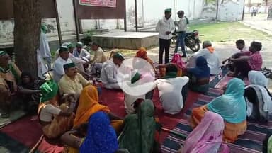 मंझनपुर: किसानों की गुहार अनसुनी, समस्याओं के समाधान न होने पर मंझनपुर कलेक्ट्रेट में आंदोलन की चेतावनी के साथ किया प्रदर्शन