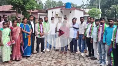 गुमला: परिसदन में आजसू पार्टी की बैठक, कई लोगों ने पार्टी की सदस्यता ली