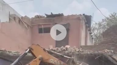 रामपुर: जिलाधिकारी के निर्देश पर नगर पालिका के अधिकारियों ने दो जेसीबी की मदद से चार दुकानों को अवैध बताकर ज़मींदोज किया