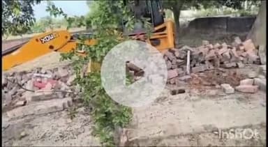 प्रतापगढ़: बिहारगंज बाजार गोलीकांड में फरार नामजद आरोपियों के घर पर गरजा बुलडोजर