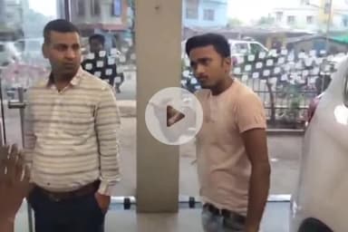 कांके: रांची के प्रतीक ऑटोमोबाइल्स महिंद्रा शोरूम में ग्राहकों का हंगामा, गाड़ी में लगाई आग